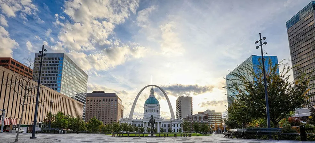 Kiener Plaza and the Gateway Arch in St. Louis, Missouri