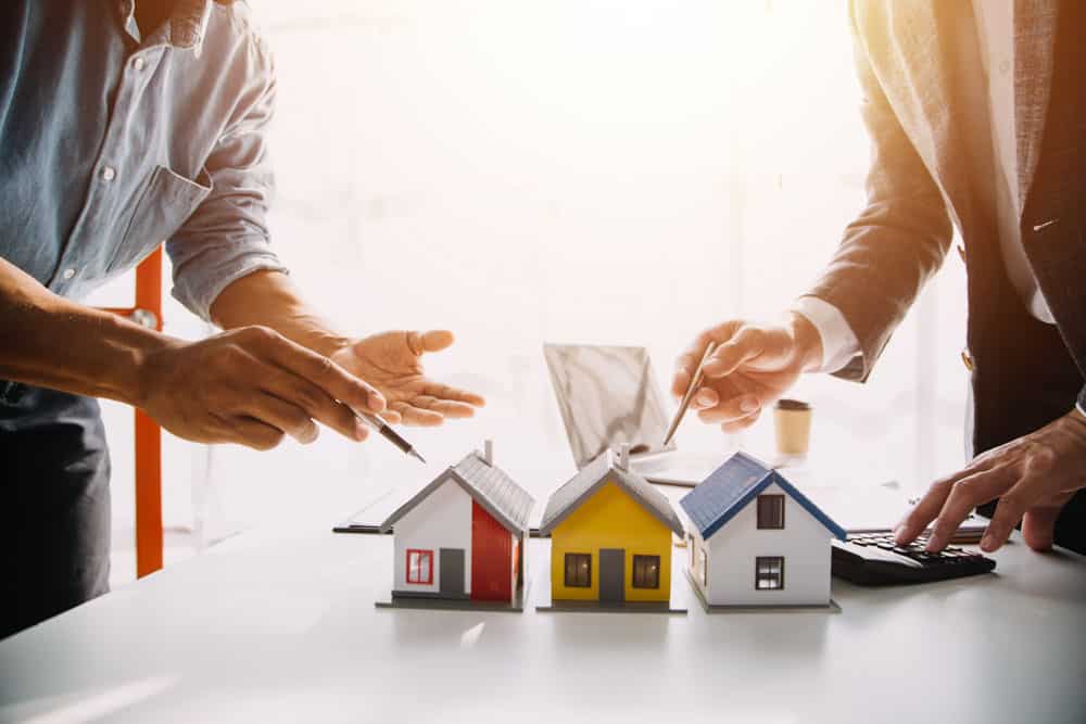Real estate agents discuss terms of home rentals Real estate agents discuss terms of home rentals