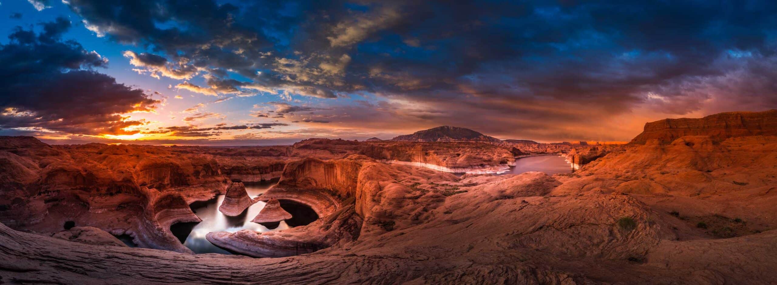 Reflection-Canyon-and-Navajo-Mountain-in-Utah-at-Sunrise